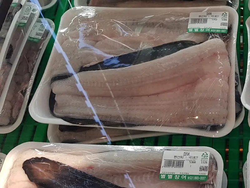 포장되어 진열된 장어