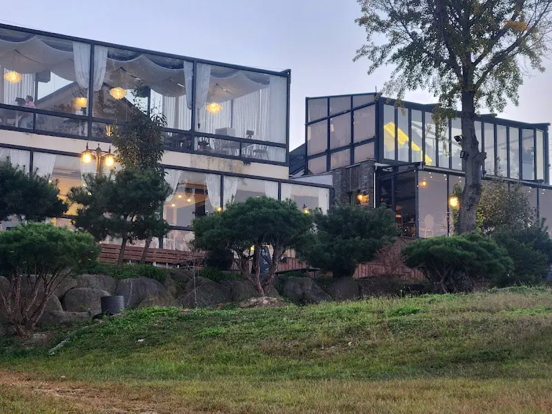 팡시온 건물 전경