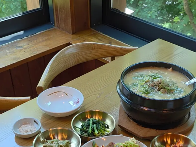 닭도가니탕과 밑반찬 전체샷