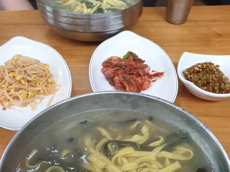 능이칼국수 한 상 차림