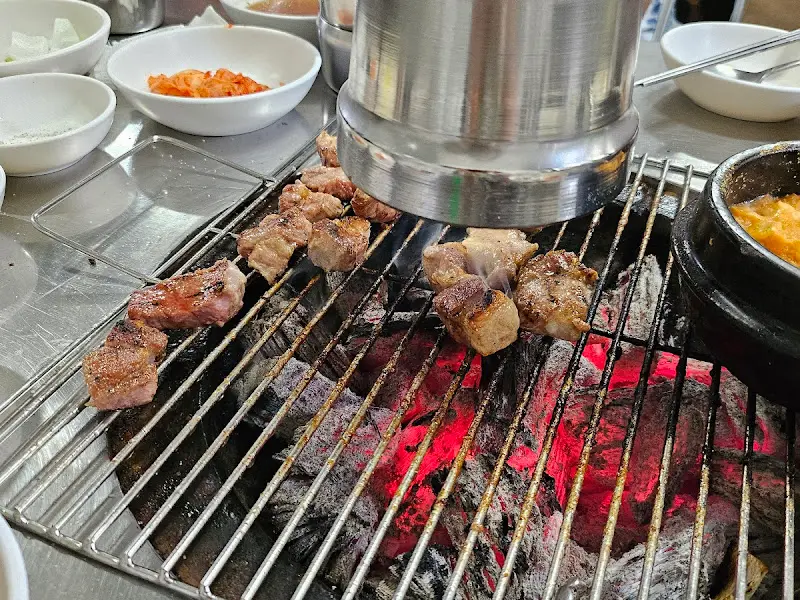 숯불 위에서 익어가는 목살