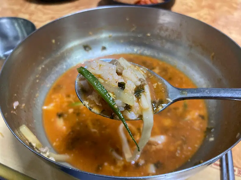 숟가락 위에 올려진 장칼국수