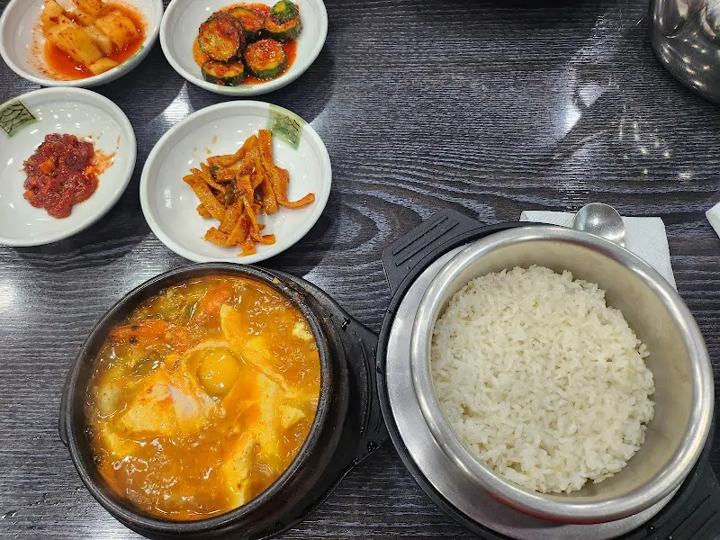 순두부찌개와 갓 지은 돌솥밥