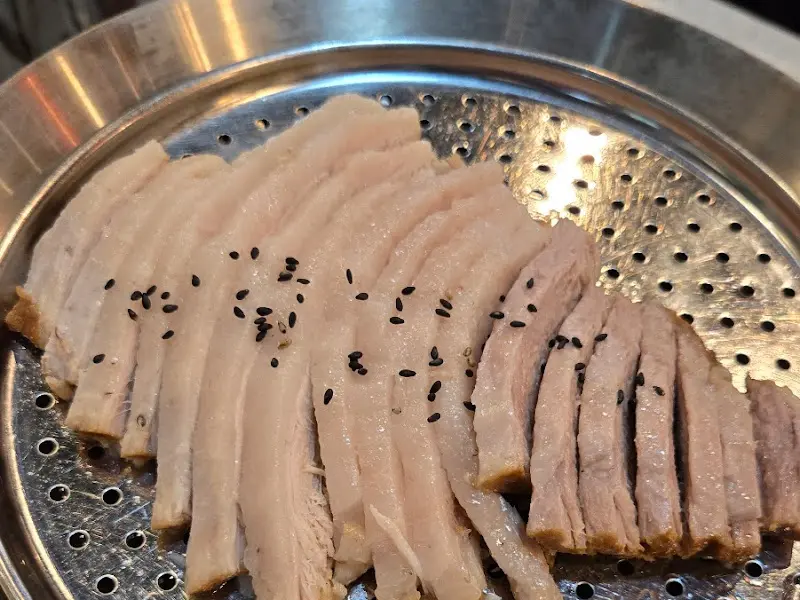 윤기가 좔좔 흐르는 가브리살 보쌈