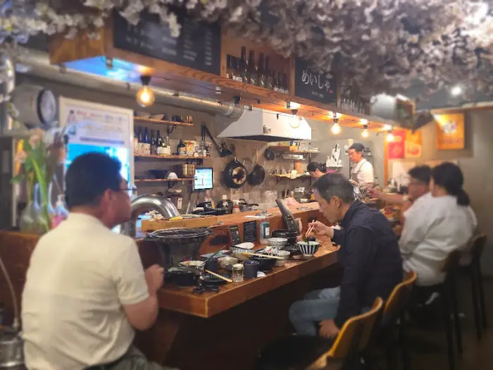 다양한 밑반찬과 계란밥