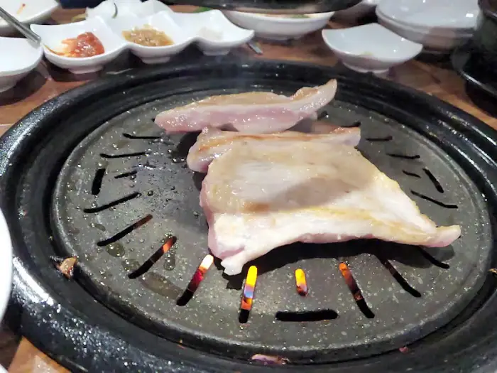 팬 위에서 구워지는 목살