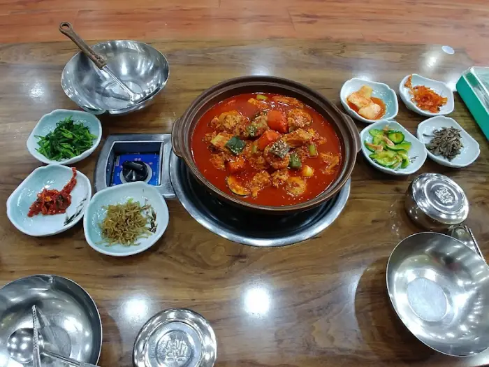 닭볶음탕과 여러 반찬들