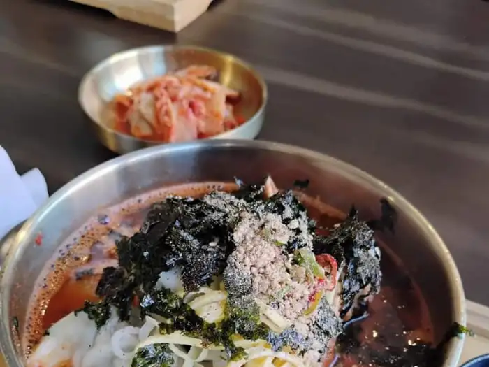 푸짐한 뼈칼국수 토핑