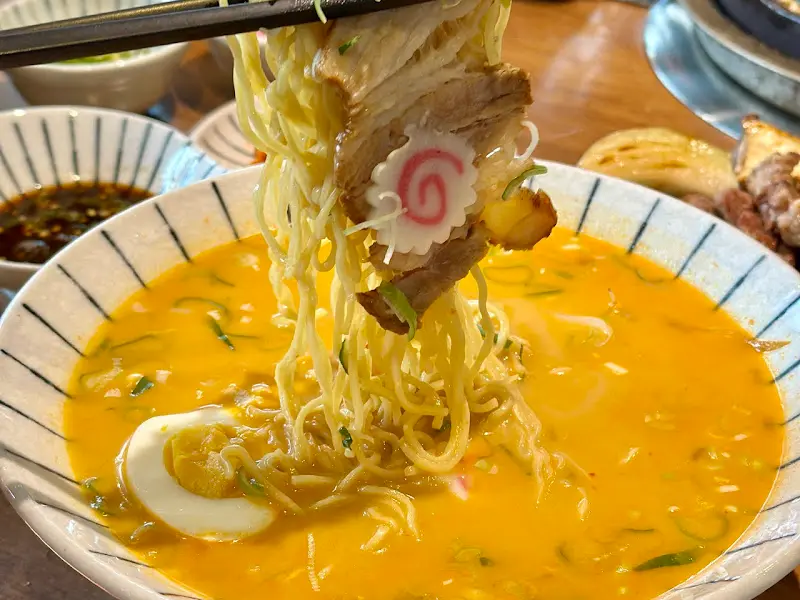 미소 라멘의 면발을 들어 올리는 모습