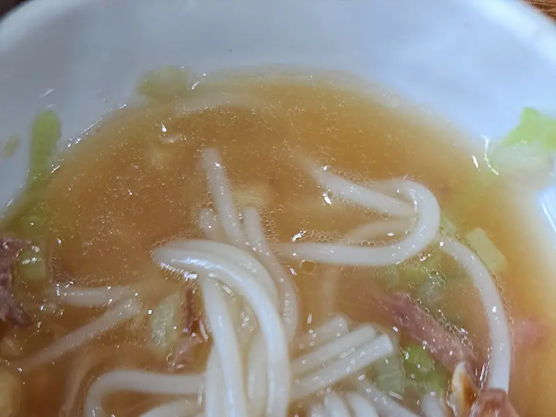 뽀얀 국물에 담긴 면