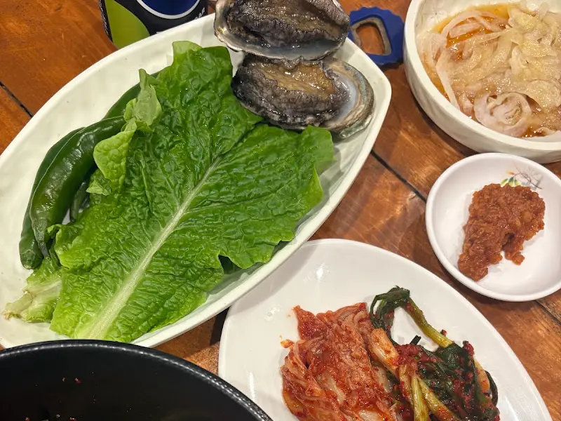 신선한 쌈 채소와 밑반찬