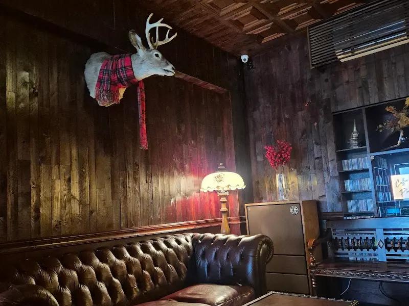 앤틱 가구와 사슴 머리 장식이 조화를 이루는 카페 내부