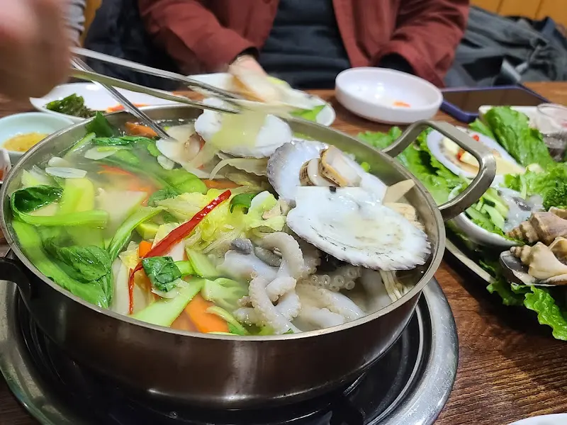 모듬조개찜을 즐기는 모습