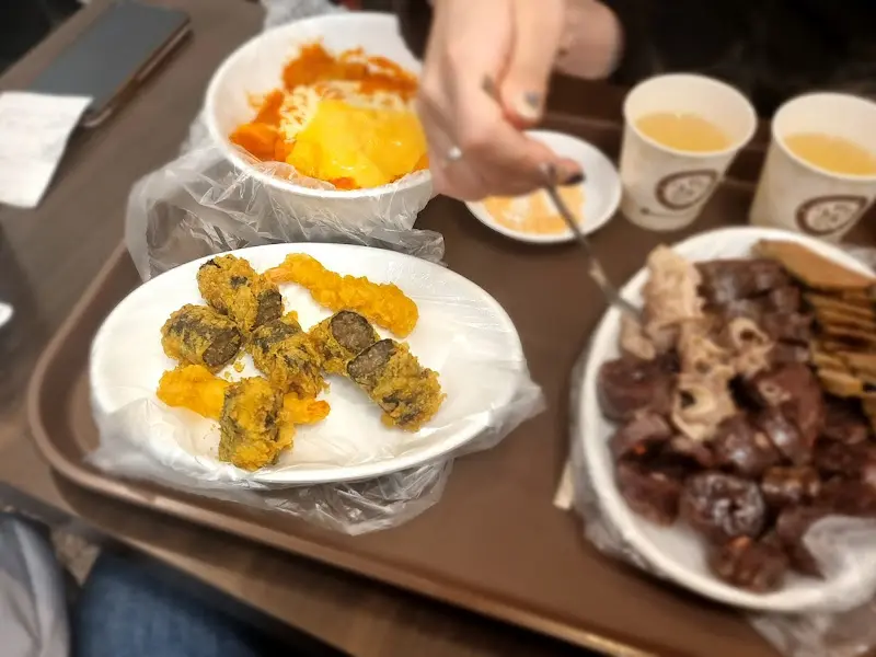 떡볶이를 먹기 위해 젓가락을 든 손