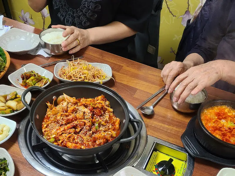 고기가 익어가는 모습과 밥그릇을 들고 식사하는 손님들의 모습