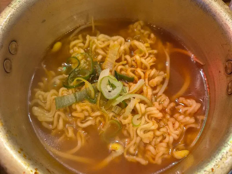 김치와 함께 제공된 라면
