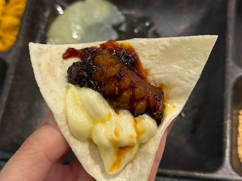 또띠아에 싸 먹는 이색적인 삼겹살