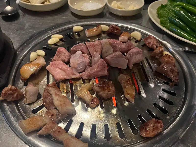 불판 위에서 맛있게 구워진 뒷고기