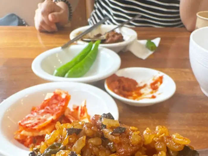 식탁에 차려진 반찬들