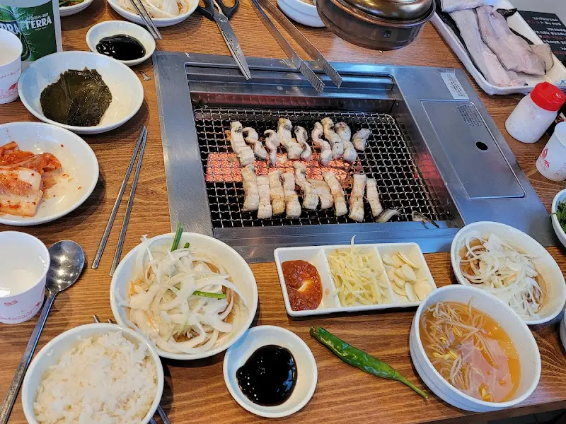 다양한 곁들임 반찬과 장어구이