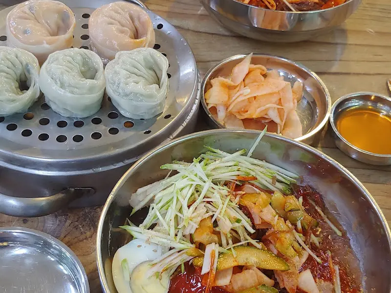 비빔냉면과 왕만두