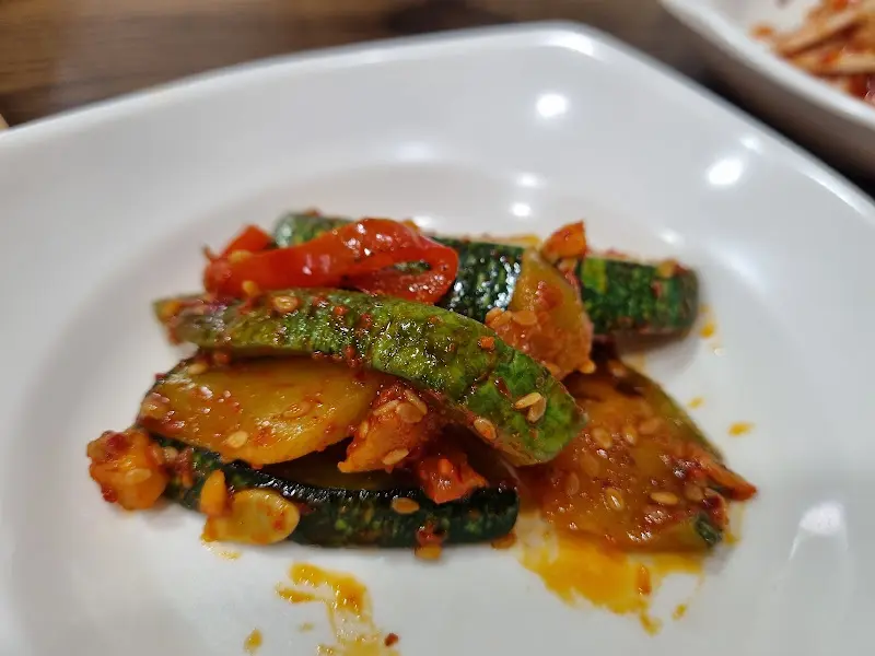 신선하고 아삭한 오이무침