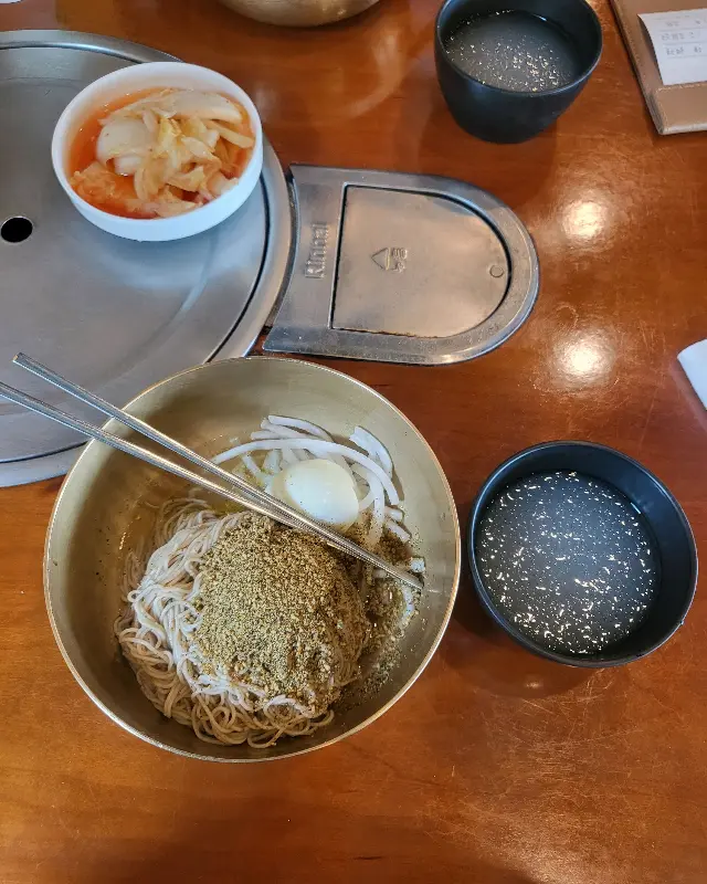 막국수와 반찬