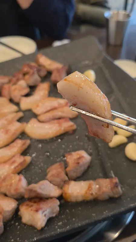 잘 구워진 삼겹살