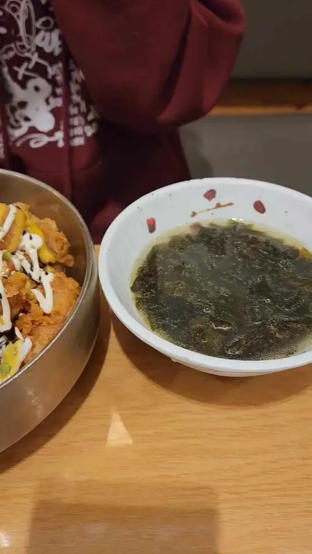 새우튀김 덮밥과 미역국