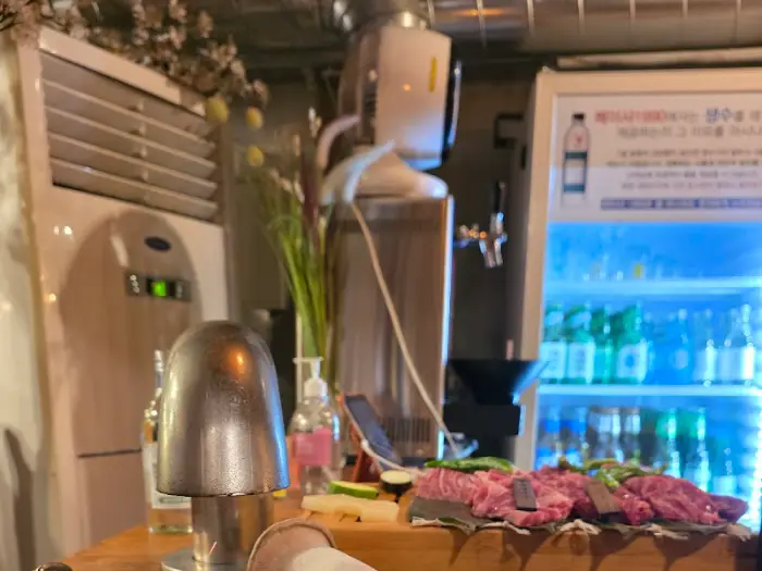 냉장고에 진열된 다양한 주류