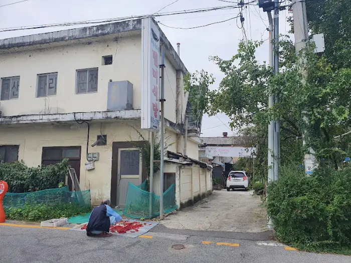 정갈하게 차려진 식탁. 다양한 반찬들이 먹음직스럽게 담겨 있다.