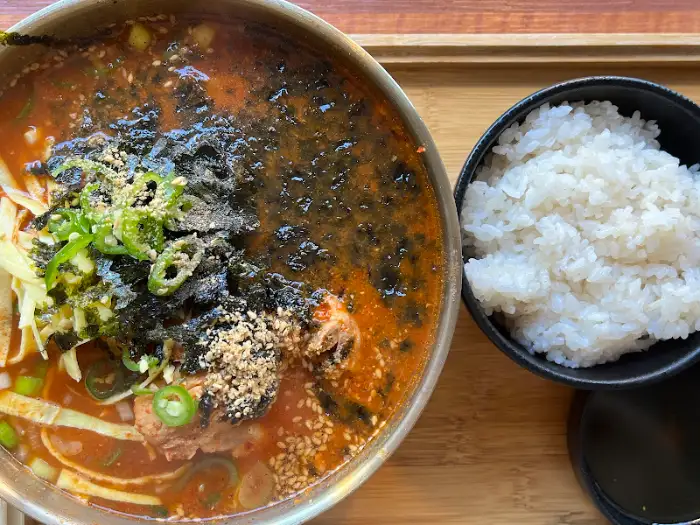 흰쌀밥과 뼈칼국수