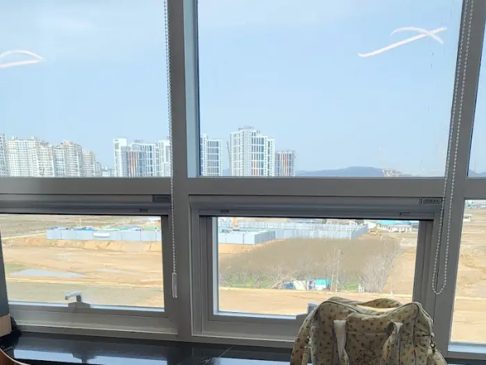 식당 외부에서 바라본 창밖 풍경