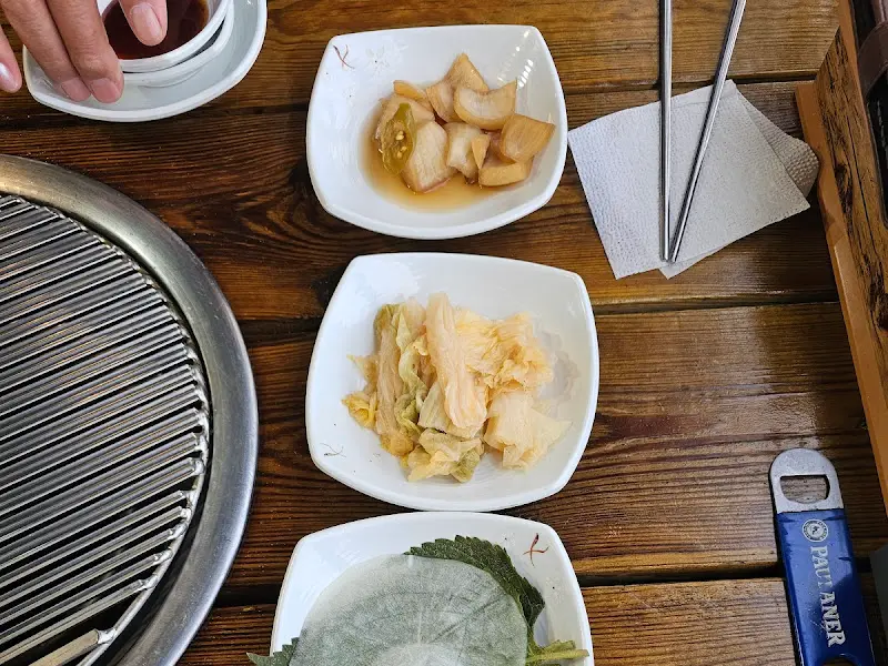 고기와 함께 곁들여 먹는 다양한 밑반찬들