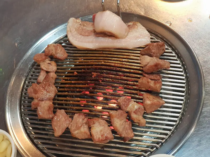 연탄불 위에서 노릇하게 익어가는 제주 근고기