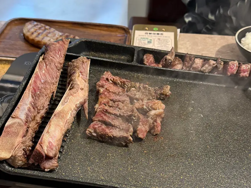 전문가의 손길로 구워지는 우대갈비