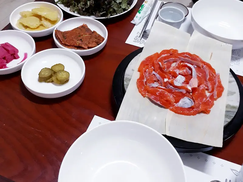 푸짐하게 차려진 송어회 한 상