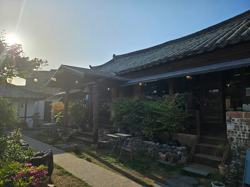 푸른 하늘 아래 고즈넉한 한옥 카페 전경