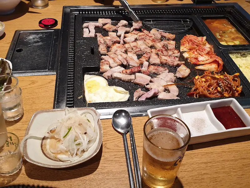 푸짐하게 차려진 삼겹살 한 상