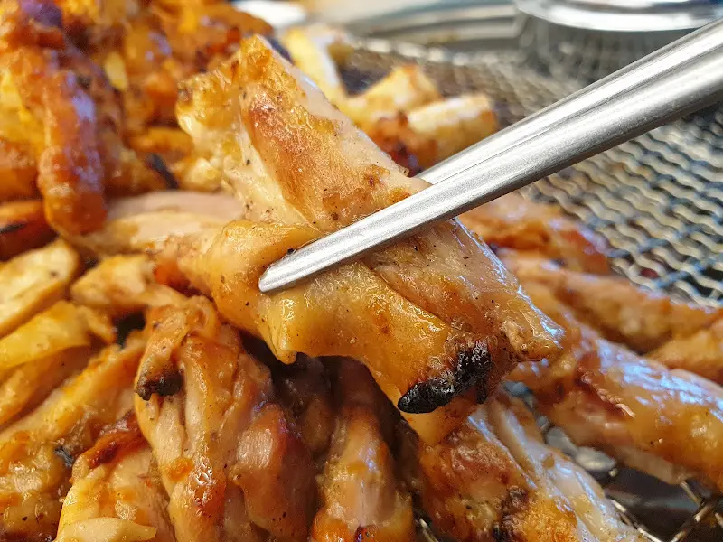 젓가락으로 집어 올린 닭갈비