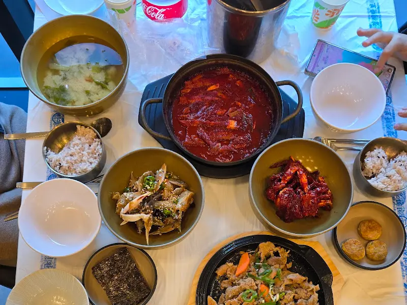 갈치조림과 다양한 반찬들