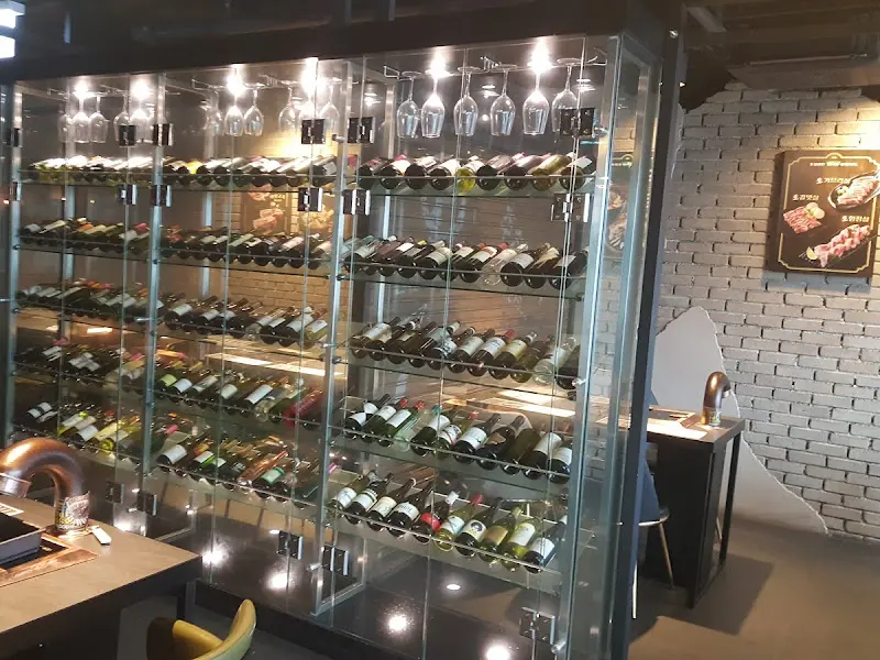 돈블랑 내부 와인 진열대
