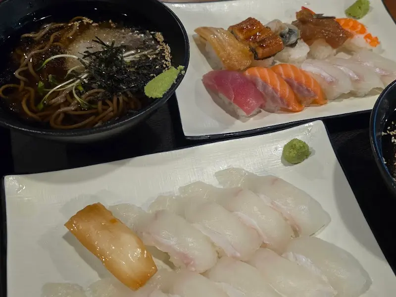 광어, 연어 반반 초밥과 냉모밀