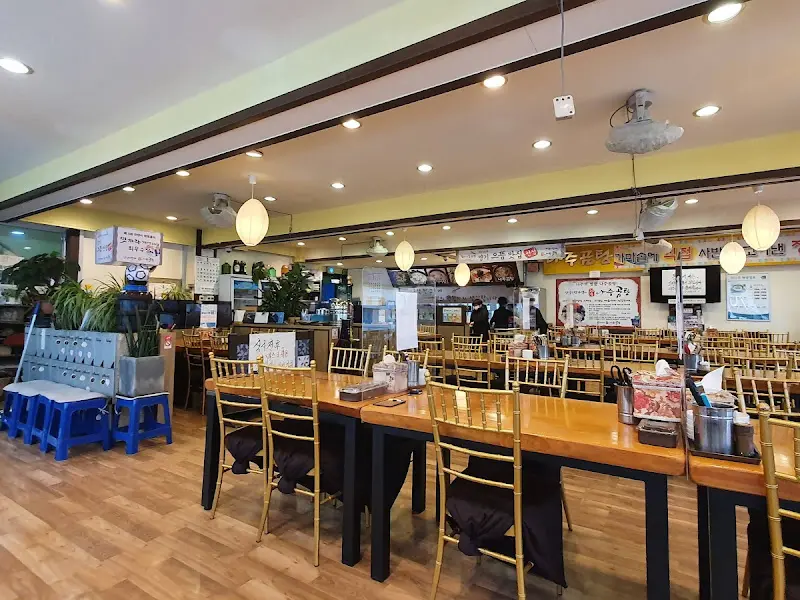 테이블이 여러개 놓여있는 식당 내부 모습