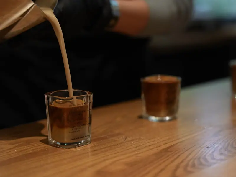 바리스타가 커피를 제조하는 모습