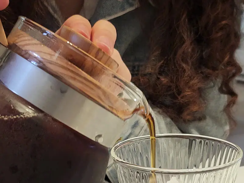 핸드드립 커피를 따르는 모습