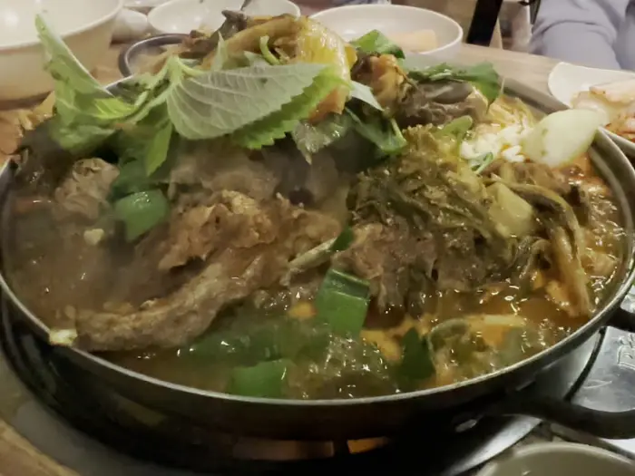 푸짐한 뼈다귀 해장국