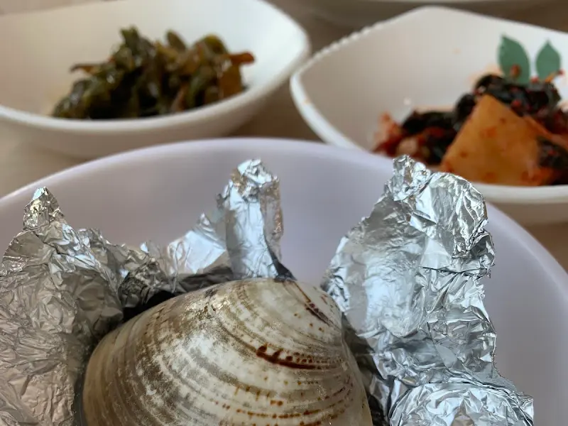 백합이 은박지에 감싸져 있는 모습