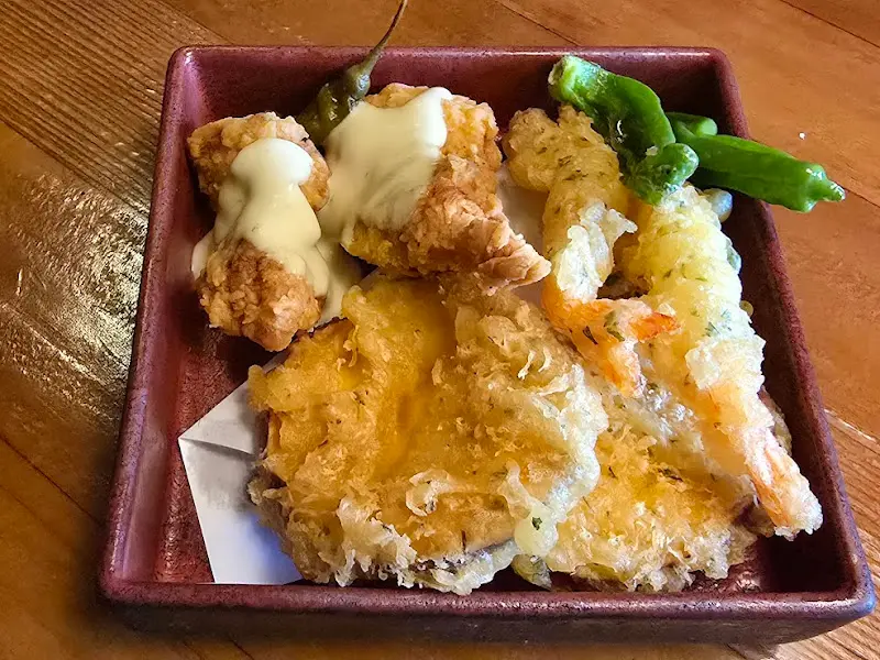 다양한 튀김이 담긴 모듬 튀김