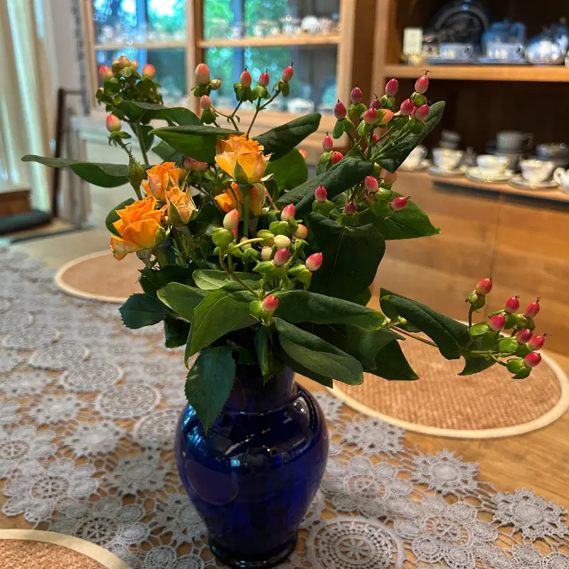 테이블 위의 꽃 장식